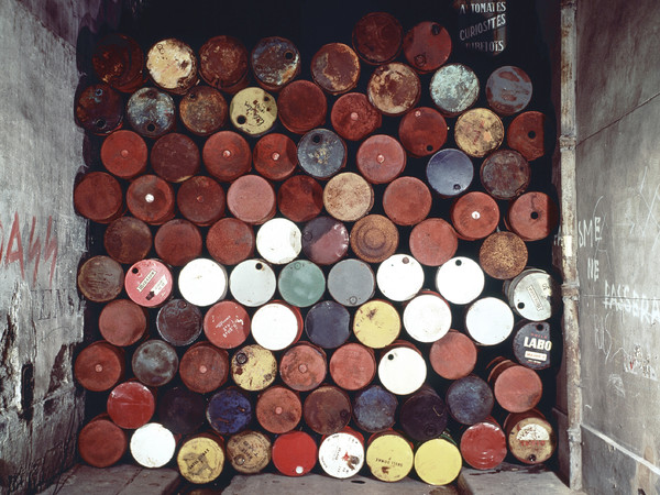 Christo and Jeanne-Claude, Wall of Oil Barrels - Iron Curtain, Rue Visconti,Paris, 1961-1962 (June 27, 1962) 89 oil barrel 4,3 high x3,8 wide meters deep | Photo jean-Dominique Lajoux © Christo 1962