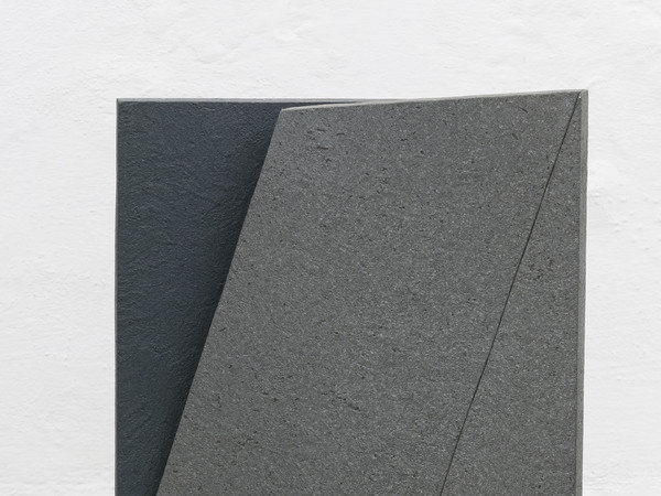 Giuseppe Uncini, Spazio TS 7, 1978, Cemento e grafite su legno, 70 x 29 x 15 cm, (Bibliografia: B. Corà, Cat. rag., op. cit., n. arch. 78-003 p.291), 