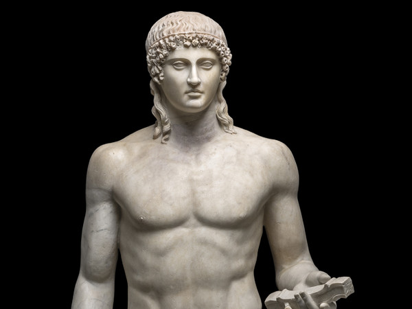 Statua di Apollo nel tipo Kassel, Dalla collezione Albani, Marmo pentelico, 120-140 d.C., Testa 25-50 d.C., Roma, Musei Capitolini, Palazzo Nuovo, Salone Sezione II - L’età di Fidia | © Sovrintendenza Capitolina ai Beni Culturali