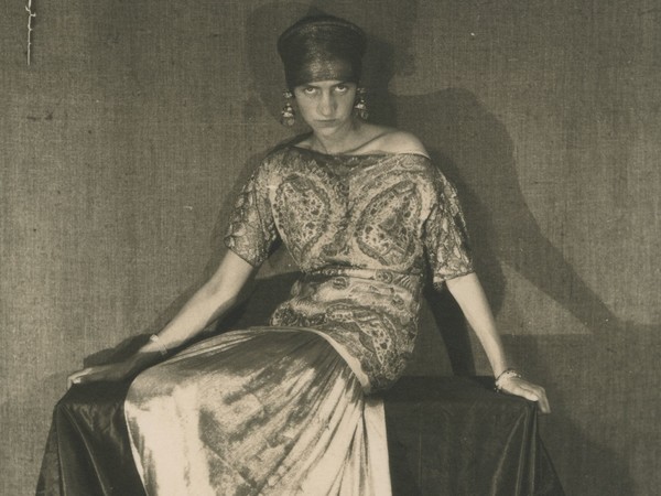 Man Ray (1890 - 1976), Peggy Guggenheim, Parigi, 1924 ca., Stampa alla gelatina d’argento (cartolina) | Courtesy of Solomon R. Guggenheim Foundation, Venice Gift, Carla Emil and Rich Silverstein, 2011