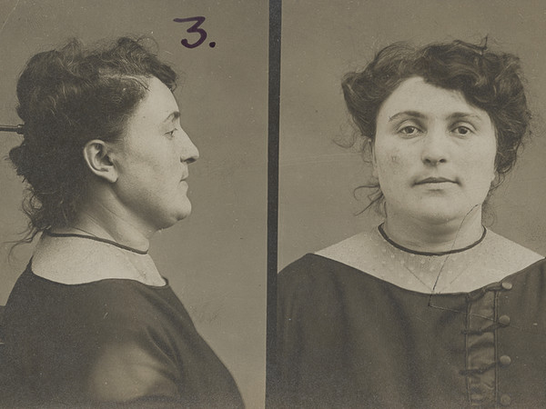 Fotografie segnaletiche di Etelka Wittemberg, complice di Neumann, ladro d'albergo, Nel 1886 Lombroso propose di applicare i metodi della scienza alle indagini poliziesche. Dieci anni più tardi il suo ex allievo Salvatore Ottolenghi introdusse in Italia tecniche di investigazione scientifica comprendenti l’uso della fotografia segnaletica accanto ai dati antropometrici e delle impronte digitali | Fotografo non identificato, Stampe alla gelatina ai sali d'argento, I