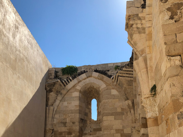 Castello Maniace, Ingresso, 1232-1239, Costruttore Riccardo da Lentini, Primo proprietario Federico II di Svevia, Siracusa, Isola di Ortigia | Foto: © ARTE.it