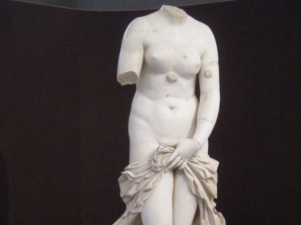 Venere Landolina, copia imperiale romana del II d.C. di un originale ellenistico della prima metà del II sec. a.C Marmo, h cm 165,5. Provenienza: Siracusa, Ninfeo di Acradina Rinvenuta nel 1884 da Saverio Landolina. Siracusa, Museo Archeologico Regionale Paolo Orsi