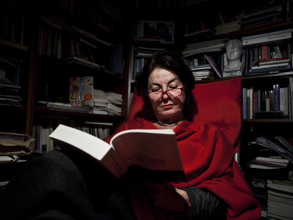Carmela è sempre stata affascinata dallo studio della mente. Decide di iscriversi alla Facoltà di Filosofia, per studiarne i meccanismi “dribblando, così credevo, le insidie e le lungaggini di uno studio più scientifico, medico e psichiatrico, ma anche psicologico”. Invece passione ed interesse la conducono ai nessi tra la conoscenza e il cervello, a indagare come dal cervello nascano pensieri e linguaggio, emozioni e ricordi. Photo: Danilo Garcia Di Meo