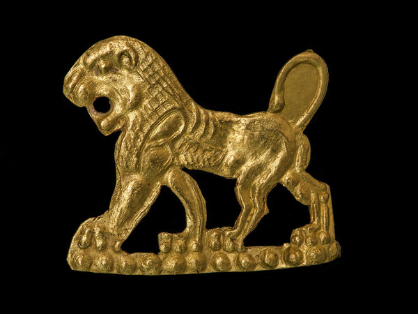 Laminetta raffigurante un leone incedente, Fine del VI - inizi del V secolo a.C., Iran nordoccidentale, Oro, 2 x 1,8 cm, Peso 75 gr | Photo © Gianluca Baronchelli