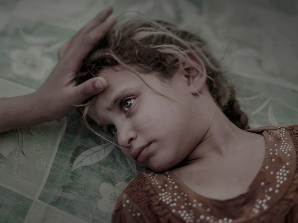 People - First Prize, Singles © Magnus Wennman, Aftonbladet, What IS Left Behind, Maha viene confortata da sua madre, nel campo profughi di Debaga nel Nord-Est dell' Iraq, a settembre. Una settimana prima, Maha e la sua famiglia erano fuggiti dalla città di Hawija
