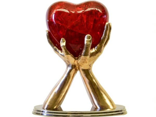 Lorenzo Quinn, I GIVE YOU MY HEART III, 2020. Bronzo lucidato e resina rossa