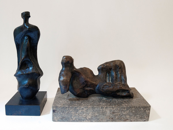Henry Moore, Standing figure, bronzo, cm 8x8x23h. Reclining figure, bronzo, cm 20x10x13 h. Firenze, collezione Simone Guaita, Stamperia Il Bisonte