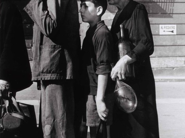 Robert Capa, In coda per l'acqua in una via di Napoli, ottobre 1943