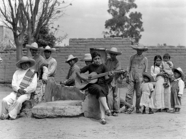 Tina Modotti, Giorno dell'inaugurazione della Escuela Libre de Agricultura No. 2 Emiliano Zapata a Ocopulco, 1928 Tina Modotti, Giorno dell'inaugurazione della Escuela Libre de Agricultura No. 2 Emiliano Zapata a Ocopulco, 1928