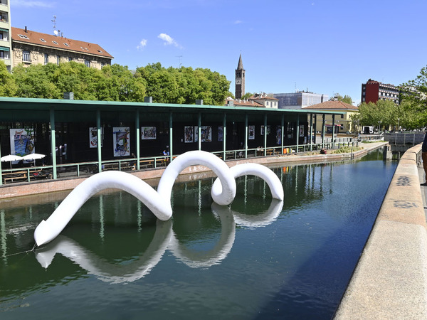 Franco Mazzucchelli, Aria, terra, acqua (Aperta parentesi e Elica), 2023, La Triennale di Milano e Darsena dei Navigli, Milano. Courtesy l’artista e ChertLüdde, Berlino I Ph. Gianluca Di Ioia Franco Mazzucchelli, Aria, terra, acqua (Aperta parentesi e Elica), 2023, La Triennale di Milano e Darsena dei Navigli, Milano. Courtesy l’artista e ChertLüdde, Berlino I Ph. Gianluca Di Ioia