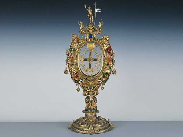 Orafo parigino e Andrea Tarchiani, Reliquiario del Legno della Croce, 1560-1570 e inizio del XVII secolo, argento fuso, sbalzato, cesellato e dorato; smalti; pietre dure; altezza cm 75. Firenze, Museo degli Argenti