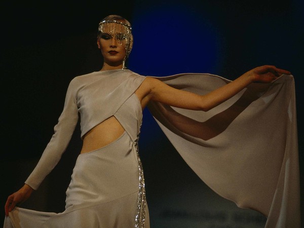 Jodi Cobb, Russia, Su una passerella moscovita, una modella sfila mostrando ogni dettaglio del suo elegante abito, Russia, 