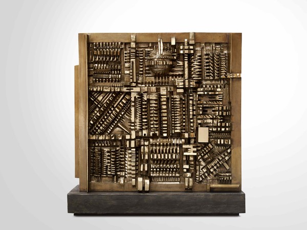 Museo del Novecento | Arnaldo Pomodoro, In memory of J.K.Kennedy 1963-64, Bronzo | Courtesy of Fondazione Arnaldo Pomodoro e Museo del Novecento, Milano, 2017