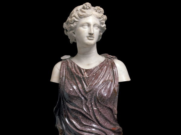 Scultore romano del II secolo d.C., Torso femminile e testa di Dioniso, marmo bianco statuario, porfido egiziano (torso), altezza 82 cm. Roma, Fondazione Dino ed Ernesta Santarelli