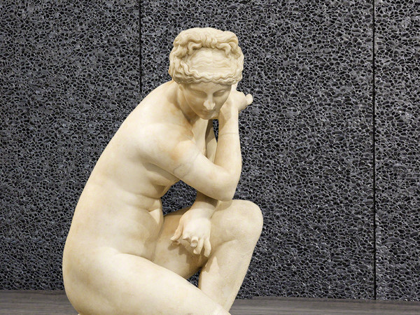 Veduta della mostra “Serial Classic”, co-curata da Salvatore Settis e Anna Anguissola. Fondazione Prada Milano, 2015. Foto Attilio Maranzano. Courtesy Fondazione Prada