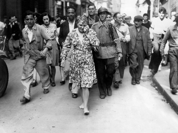 Umiliazione pubblica di una donna punita per aver collaborato con i nazisti o per aver avuto relazioni sessuali con i tedeschi (la cosiddetta “collaborazione orizzontale”). Francia, giugno - settembre 1944