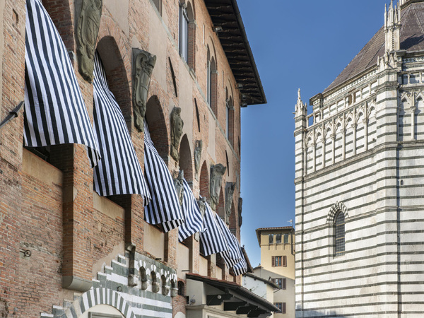 Photo-souvenir: La facciata ai venti, lavoro in situ su due piani, Antico Palazzo dei Vescovi, Pistoia, marzo 2025. Particolare. Courtesy Fondazione Pistoia Musei I Ph. OKNOstudio, Ela Bialkowska Photo-souvenir: La facciata ai venti, lavoro in situ su due piani, Antico Palazzo dei Vescovi, Pistoia, marzo 2025. Particolare. Courtesy Fondazione Pistoia Musei I Ph. OKNOstudio, Ela Bialkowska
