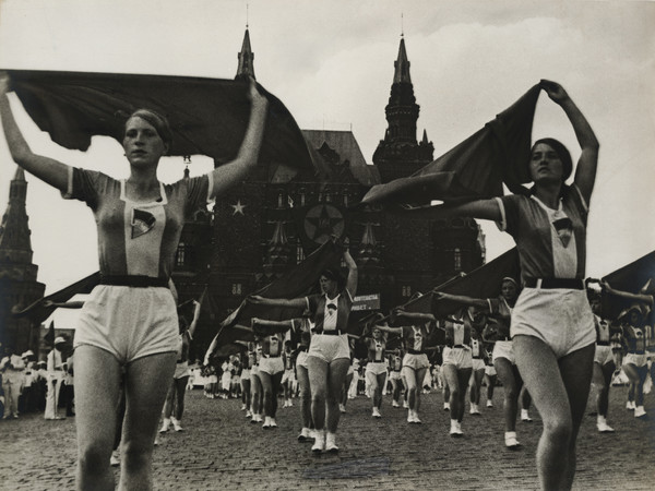 Aleksandr Rodčenko, Ragazze con fazzoletti, 1935, Stampa vintage, Collezione del Moscow House of Photography Museum, 