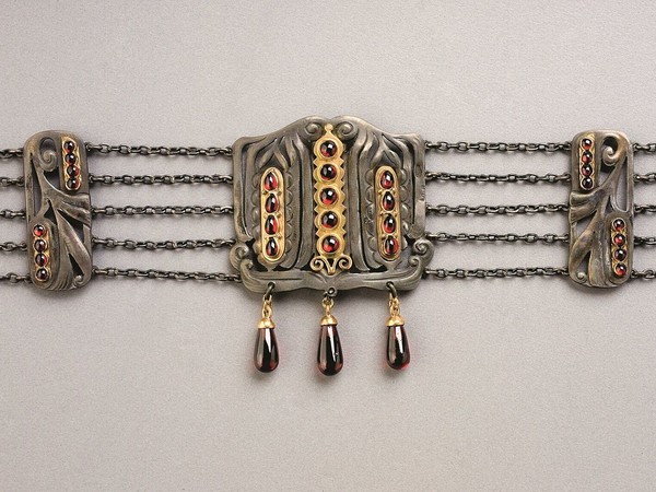 Josef Ladislav Němec (1871-1943), Girocollo (Collier de chien), Dopo il 1900, Praga, Argento parzialmente dorato, granati boemi, almandini, Lungh. 34 cm