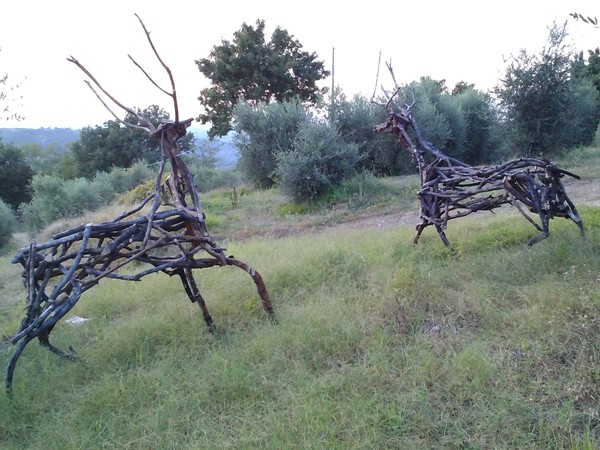 Il Sedicente Moradi, I CERVI, assemblaggio di legno. Fattoria le masse, Barberino Valdelsa (FI) - 12 settembre 2014.