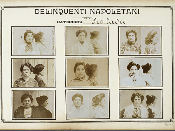 Pagina dell’album Delinquenti Napoletani con fotografie segnaletiche frontali e di profilo di prostitute ladre, donato dal criminologo Abele De Blasio a Cesare Lombroso | Fotografo non identificato, Stampe ai sali d'argento, Ante 1906 