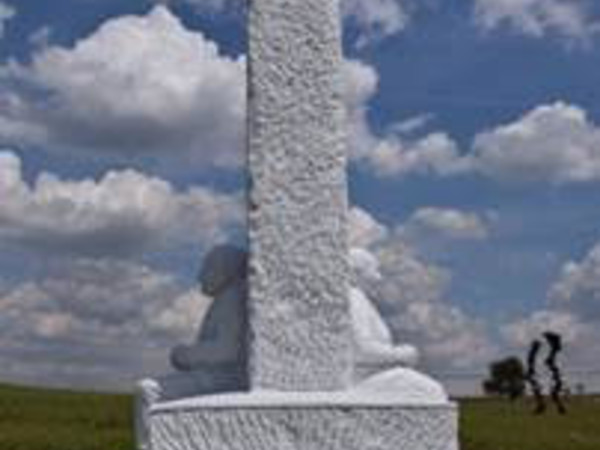 Markus Redl, Stone 146 - Estensione del campo visivo/360°[Hold the Line], 2016-2017, marmo bianco di Carrara, cm. 365x245x215