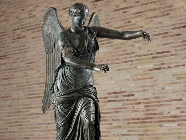Vittoria alata Brescia, seconda metà I° secolo d.C. Brixia. Parco archeologico di Brescia romana I Foto Studio Rapuzzi