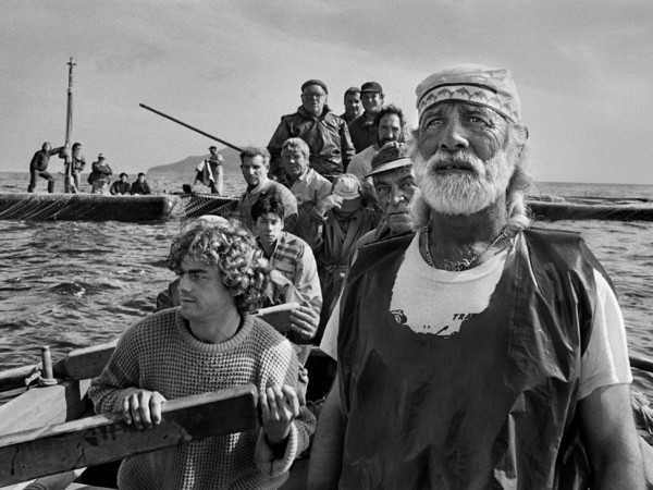 Sebastião Salgado, Gli equipaggi, condotti dal rais, si radunano all’alba per dare inizio alla mattanza. Trapani, 1991 © Sebastião Salgado / Amazonas Images
