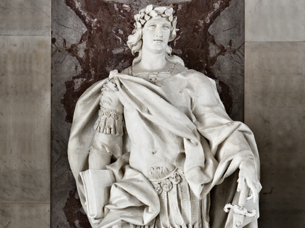 Caserta Palazzo Reale, fondale dello Scalone d'onore con le statue della Maestà Regia, del Merito e della Verità