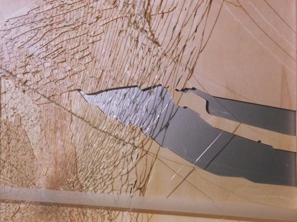 Ennio Di Vincenzo, Vento solare, 1996, quadro oggetto con vetro antisfondamento rotto, cm. 57x45 
