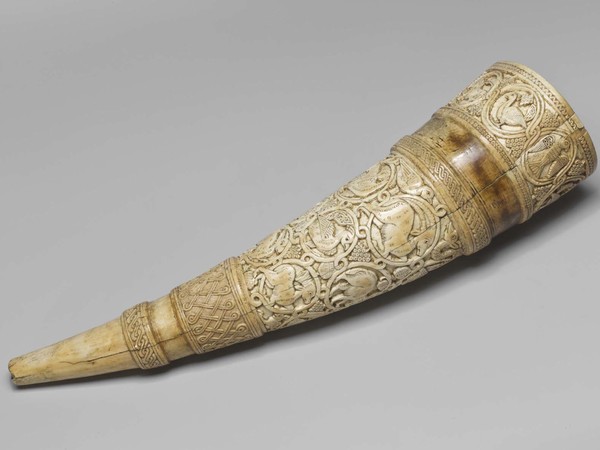 Olifante con animali entro intrecci Sicilia o Italia Meridionale , XI-XII secolo, Avorio, 47,5 cm, San Pietroburgo, Museo Statale Ermitage