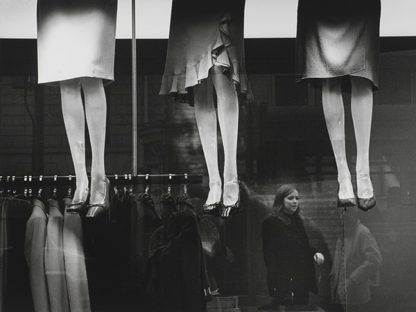 Gambe sospese, Milano 2001, Il flâneur detective | © Giulio Obici