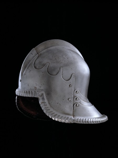 Manifattura lombarda, Celata all’italiana, fine del XV secolo, Ferro fucinata con decorazioni dorate a scaglie di pesce, h. 27 cm, Brescia, Musei Civici d’Arte e Storia-Museo delle Armi “Luigi Marzoli”