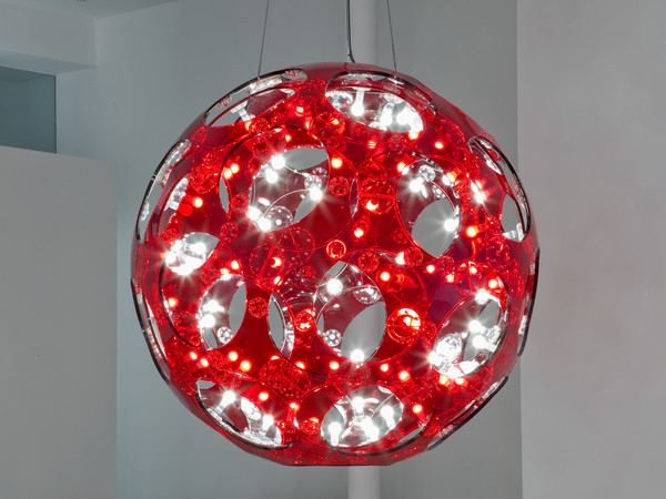 Carsten Höller, Red Double Sphere, 2009, Vetro acrilico rosso, Red acrylic glass, elementi di fissaggio in ottone nichelato, cusicnetti in acciaio, 90 lampadine con presa, DMX controller, cavi, fune di metallo, Diametro esterno: 220 cm | Foto © Joshua White, 2009 - Courtesy dell’artista