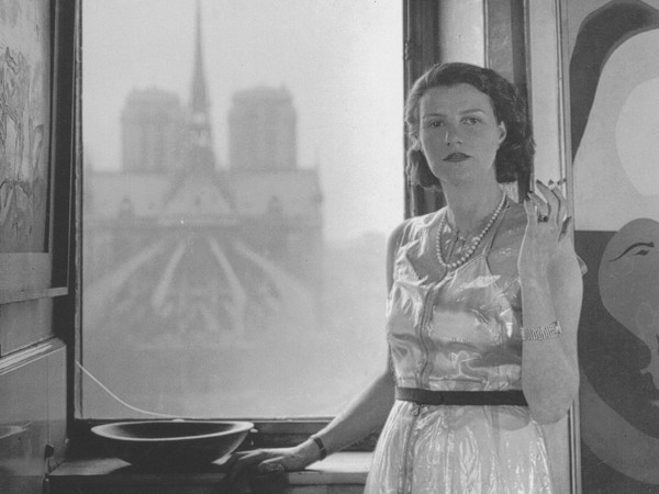 Rogi André (1905 - 1970), Peggy Guggenheim nell’appartamento di Kay Sage, Parigi, 1940, Stampa digitale su carta politenata | Bibliothèque nationale de France, Department of Prints and Photography, Paris