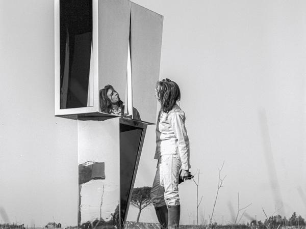 <span>Beverly Pepper con l’opera Virgo Rectangle Twist, 1968-1969, Appia Antica, Roma. Courtesy Fondazione Progetti Beverly Pepper</span>