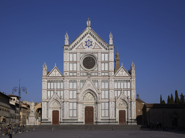 Facciata della Basilica di Santa Croce. Un simbolo della città di Firenze, in quanto luogo di incontro dei più grandi artisti, teologi, religiosi, letterati, umanisti e politici della città tardo-medievale e rinascimentale. L'inizio della costruzione della nuova Basilica sul progetto attribuito all'archietto Arnolfo di Cambio risale al 1294, completata nel 1385. La facciata odierna fu realizzata tra il 1853 e il 1863 ad opera dell'architetto Niccolò Matas| © Muse