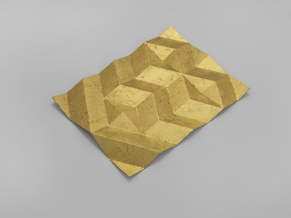 Cristiano Tassinari, Philharmonie, 1963-2025, acciaio inox, bolo rosso, oro 24K, 55x42x5 cm. Cristiano Tassinari, Philharmonie, 1963-2025, acciaio inox, bolo rosso, oro 24K, 55x42x5 cm.