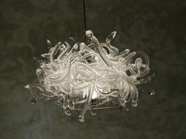 Christelle Familiari, Lustre Méduse, 2010, vetro soffiato e curvato, cavo, cm 32x40x40 