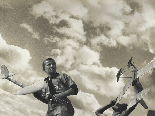 Aleksandr Rodčenko, Giovani piloti di alianti. Bozza di una doppia pagina per la rivista “USSR in Costruzione”, 1933, Cartoncino, fotomontaggio, Collezione del Moscow House of Photography Museum, 
