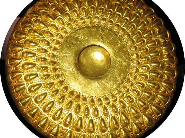 Phiale d'oro detta di Caltavuturo, Seconda metà del IV - prima metà del III sec a.C, Oro, diam. cm 22,75; h cm 3,7; peso g. 982,40. Antiquarium di Himera