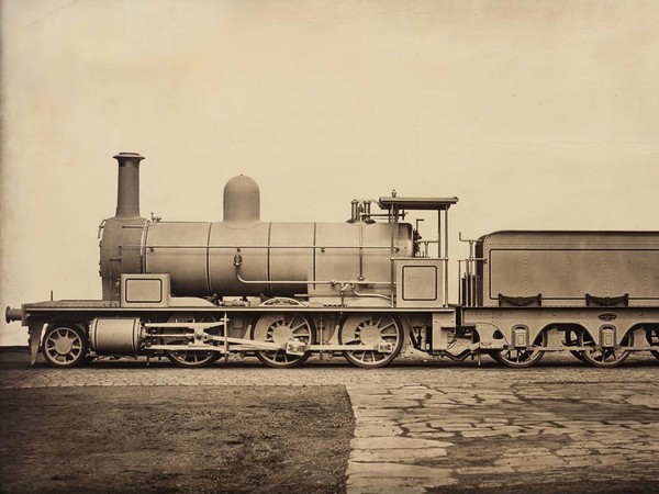 James Mudd, (Halifax, United Kingdom, 1821 - Bowdon, United Kingdom, 1906), Locomotiva a vapore, 1880 c.,Stampa al carbone, 121.3 x 83.8 cm | © Courtesy Roland Belgrave Vintage Photography Ltd