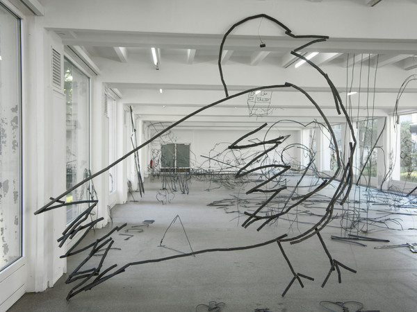 Petrit Halilaj, Abetare (Big bird), 2015, Scultura in acciaio, 303 x 357 x 5 cm, Collezione De Iorio