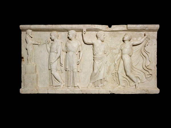 Rilievo con Bacco e seguaci, pannello in marmo, dalla Casa dei Rilievi dionisiaci, Ercolano, 1 secolo dC.  © Soprintendenza Speciale per i Beni Archeologici di Napoli e Pompei