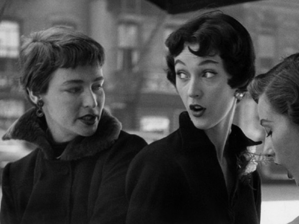 Gordon Parks, Modelle con taglio di capelli alla garçonne, New York, 1949. © The Gordon Parks Foundation