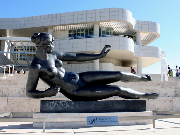 L' Air, 1939, Scultura di Aristide Maillol (1861 - 1944) all'igresso della terrazza del Jean Paul Getty Center, Los Angeles | Foto: Prayitno via Pixabay