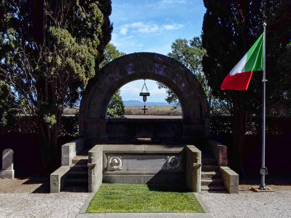 1921 | Cerimonia del Milite Ignoto La salma di un soldato sconosciuto, scelta da una madre di guerra, parte con un convoglio speciale in direzione di Roma, per essere tumulata al Vittoriano | Tomba dei Militi Ignoti, Aquileia | Foto: © Gianluca Baronchelli
