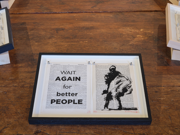 William Kentridge, Drawings for Sibyl (Wait Again fo Better People, Petofi), 2019, Inchiostro indiano, matita rossa e testo digitale su pagine trovate | Veduta della mostra Pensieri fuggitivi a cura di Saverio Verini, Palazzo Collicola, Spoleto, 2025 | Courtesy © William Kentridge e Lia Rumma Gallery Milano/Napoli | Foto: Giuliano Vaccai