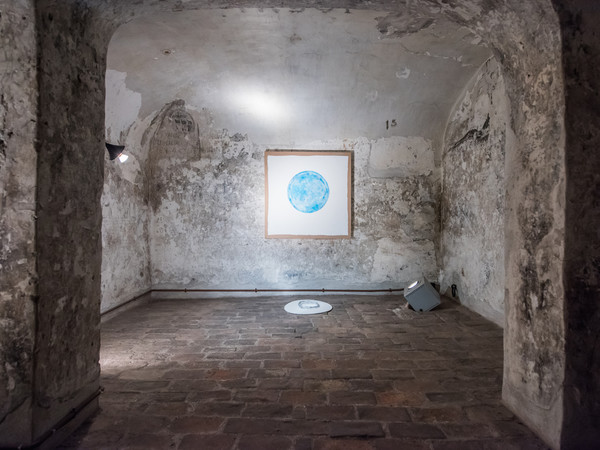 Angelo Pretolani, Sotto il selciato c’è la spiaggia (Un cielo per Anna Frank), installazione, Torre Grimaldina di Palazzo Ducale, Genova 2015-2016 | © Virginia Monteverde